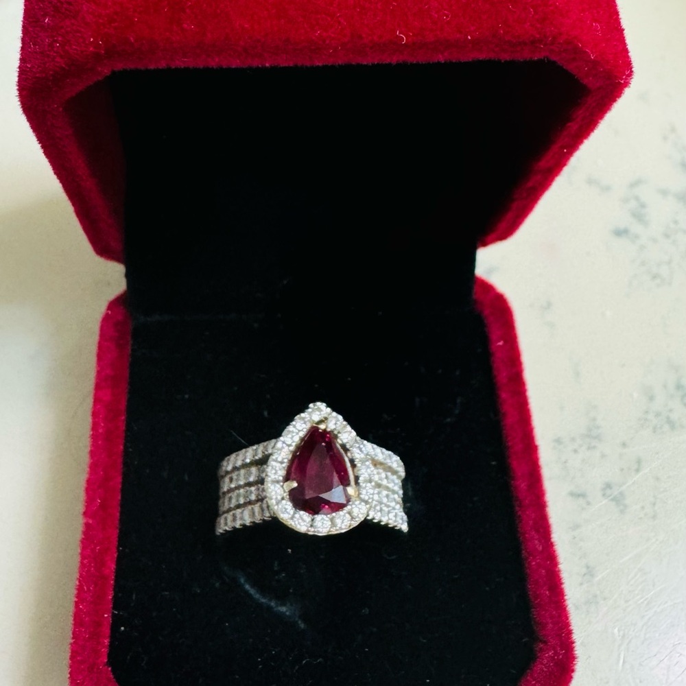 Elegant Ruby and diamond 💎 ring 💍 🎊🤩 diamond white!!